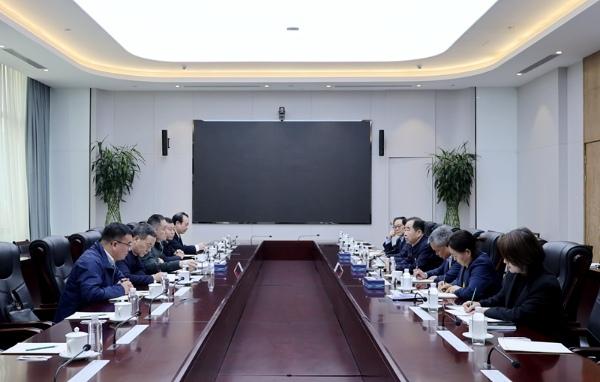 省發(fā)展改革委副主任、能源局局長(zhǎng)何鐘一行到陜煤集團(tuán)調(diào)研穩(wěn)增長(zhǎng)工作
